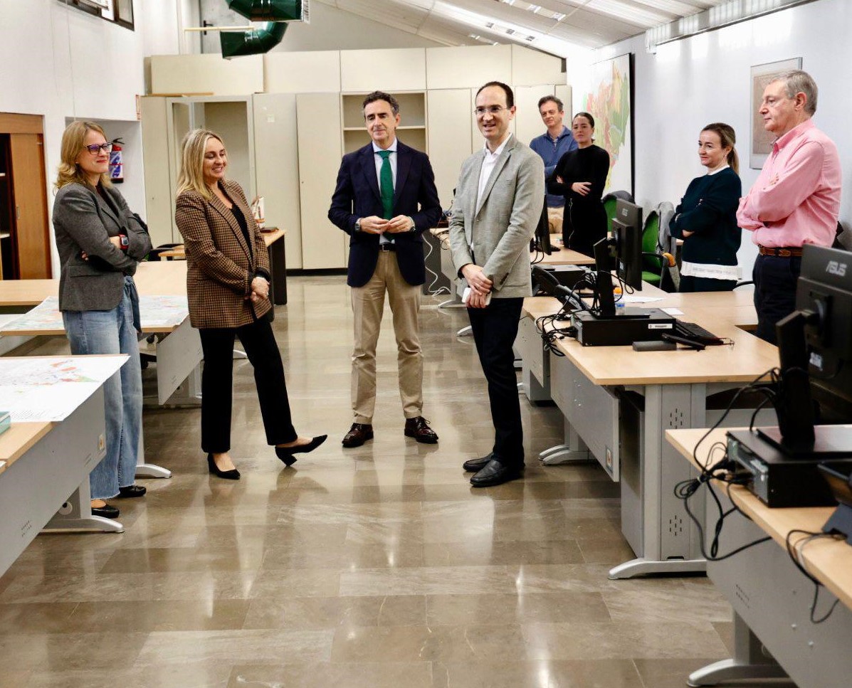 ©Ayto.Granada: La alcaldesa de Granada visita la nueva Oficina Redactora del PGOM en funcionamiento tras la incorporación de parte del personal técnico ©Ayto.Granada: La alcaldesa de Granada visita la nueva Oficina Redactora del PGOM en funcionamiento tras la incorporación de parte del personal técnico